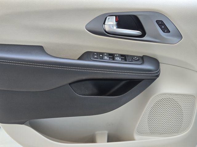 Certified 2023 Chrysler Pacifica Touring-L FWD image 22