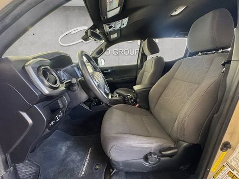 Used 2018 Toyota Tacoma TRD Off-Road w/ Technology Package AWD/4WD image 19