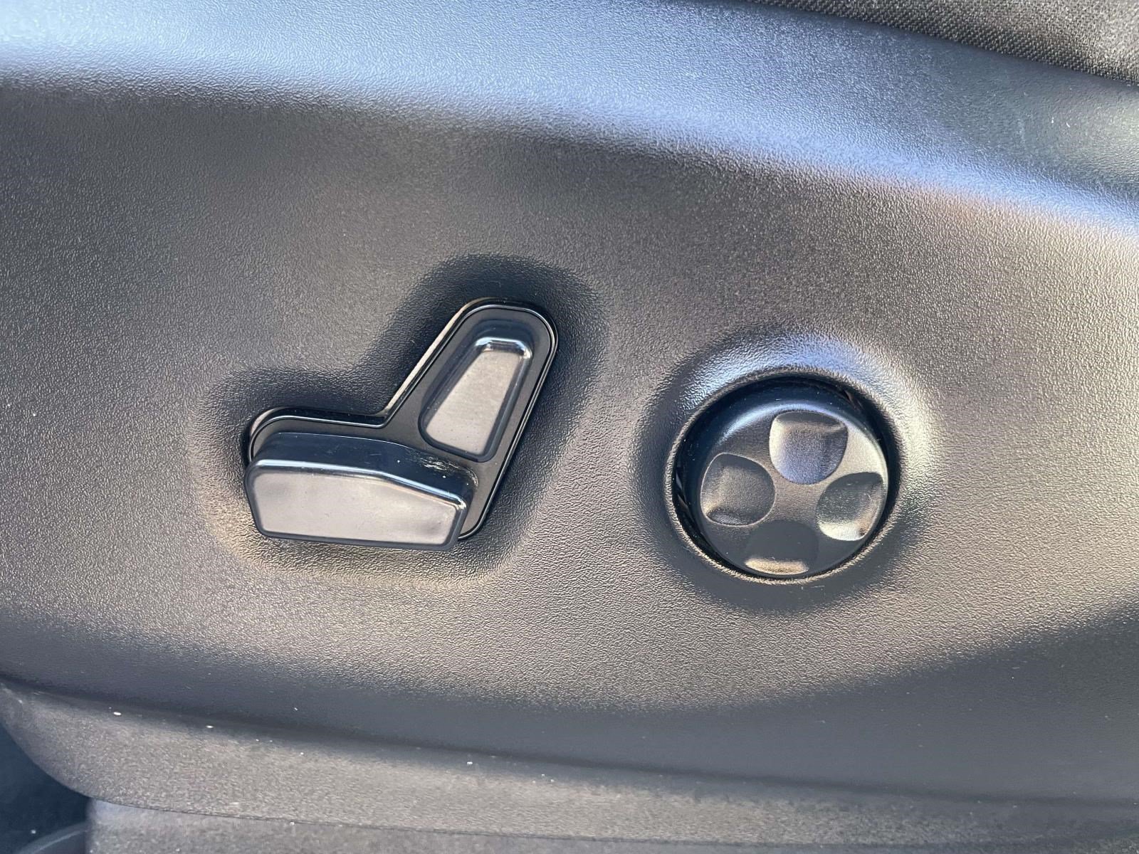 Used 2024 Chrysler Pacifica Touring-L FWD image 15
