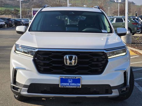 New 2025 Honda Pilot Touring image 2