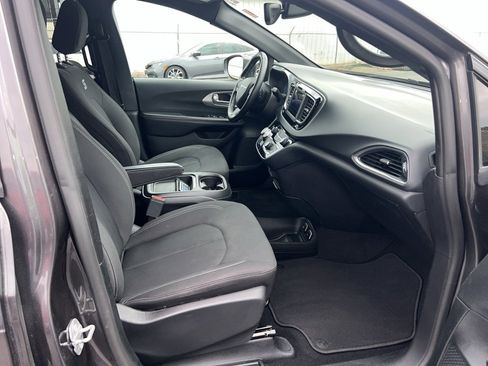 Used 2019 Chrysler Pacifica Touring Plus w/ S Appearance Package image 25