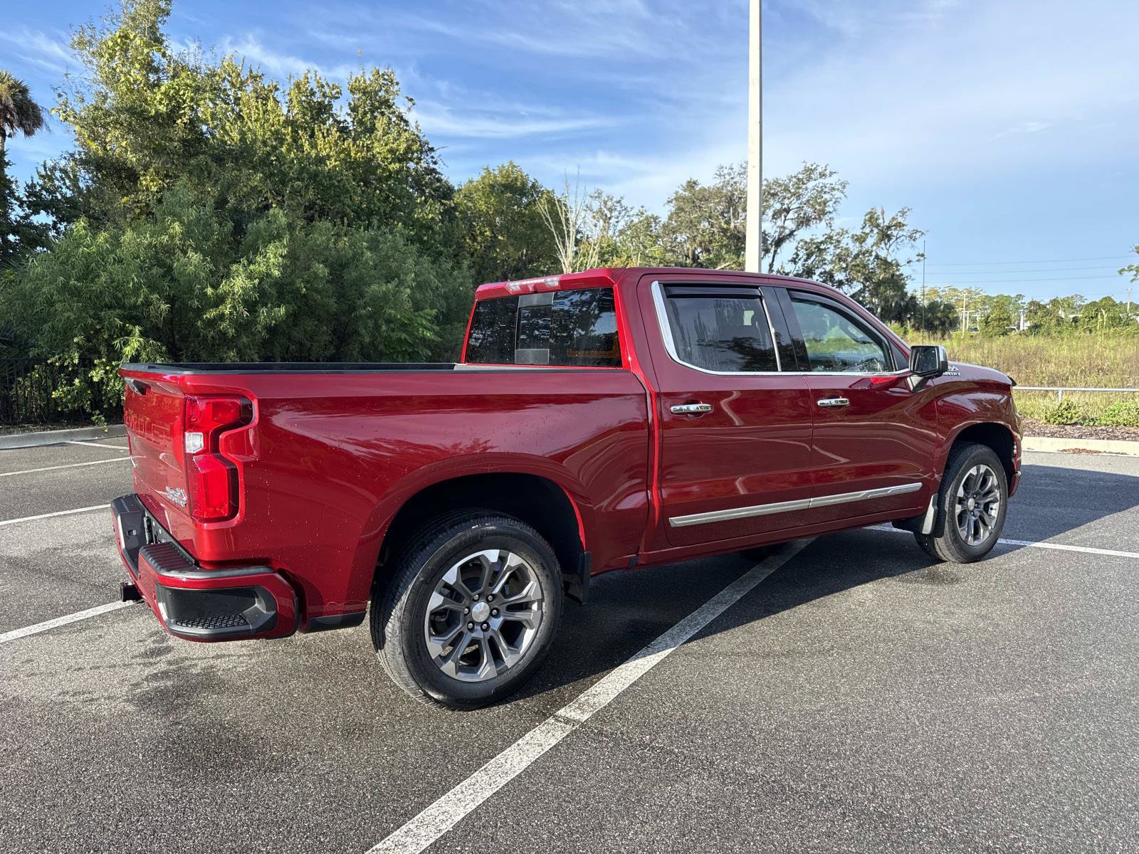 Used 2023 Chevrolet Silverado 1500 High Country w/ Z71 Off-Road Package AWD/4WD image 3