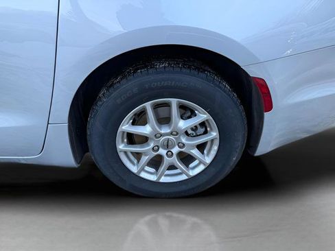 Used 2024 Chrysler Pacifica Touring-L FWD image 23