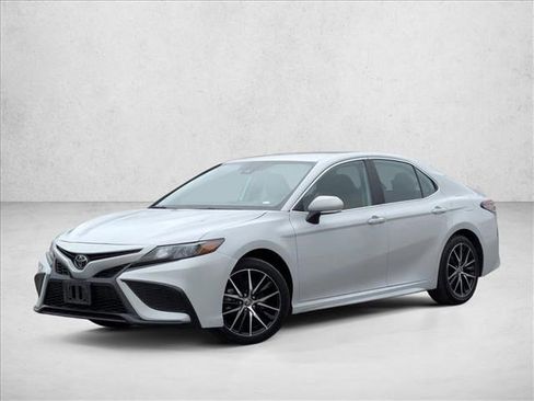 Used 2023 Toyota Camry SE image 1