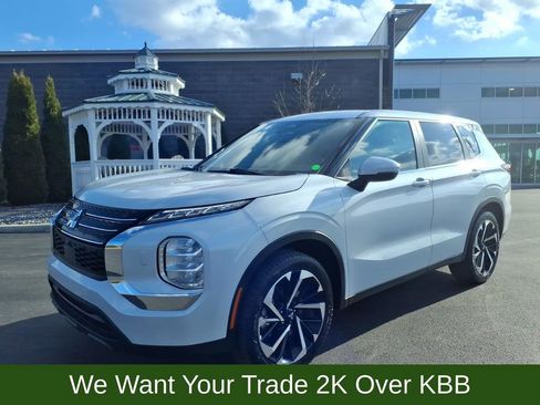 Used 2022 Mitsubishi Outlander ES image 2