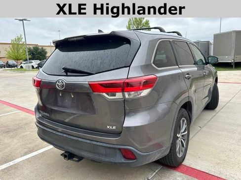 Used 2018 Toyota Highlander XLE FWD image 3