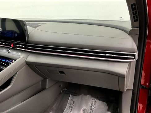 Used 2025 Hyundai Elantra SEL FWD image 19