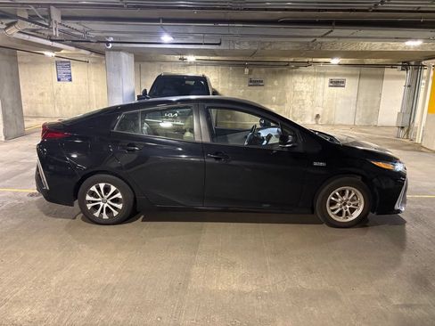 Used 2022 Toyota Prius Prime LE FWD image 2