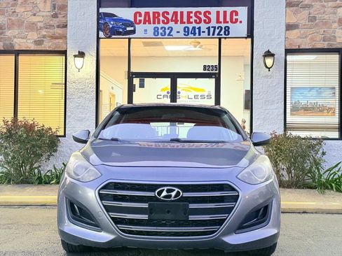 Used 2017 Hyundai Elantra GT image 2