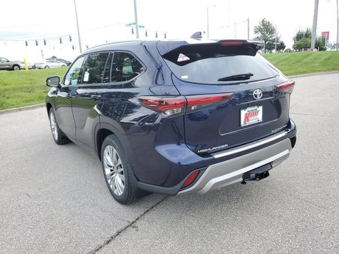 New 2026 Toyota Highlander Platinum AWD/4WD image 3
