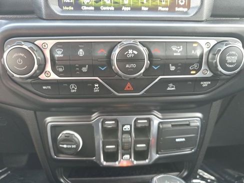 Used 2022 Jeep Wrangler Unlimited Sahara w/ Cold Weather Group image 17