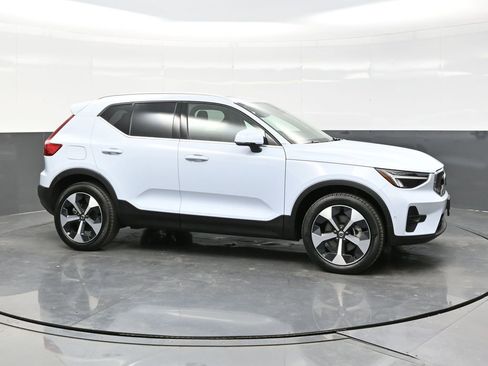 Used 2025 Volvo XC40 B5 Plus image 8