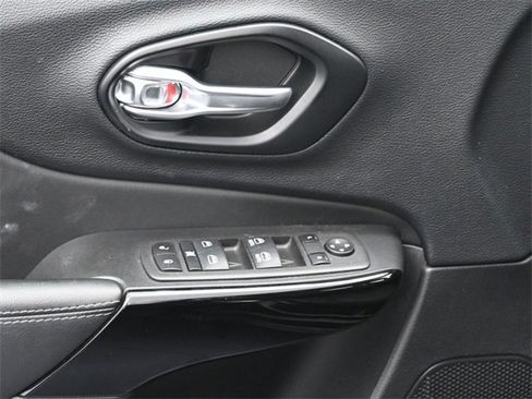 Used 2023 Jeep Cherokee Altitude Lux image 16