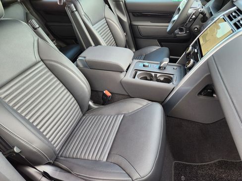 New 2025 Land Rover Discovery S image 13