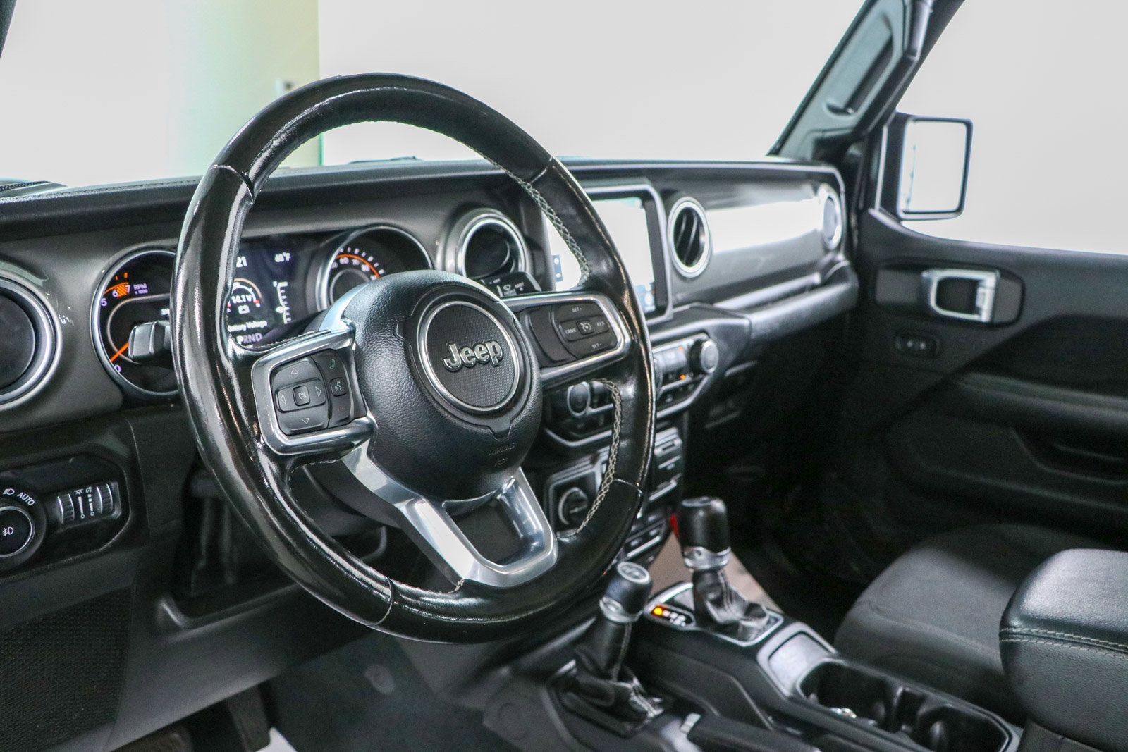Used 2022 Jeep Wrangler Unlimited Sahara w/ Cold Weather Group AWD/4WD image 22