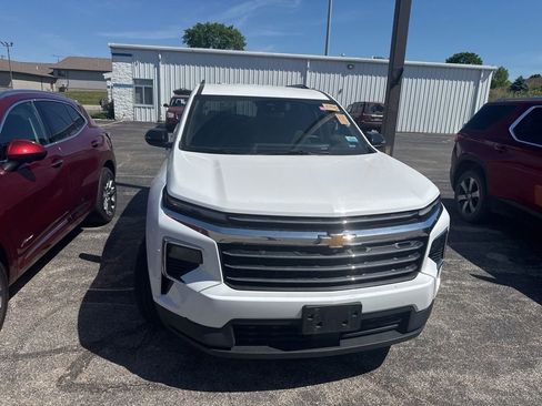 Used 2025 Chevrolet Traverse LT AWD/4WD image 2