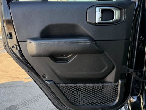 Used 2018 Jeep Wrangler Unlimited Sahara image 20