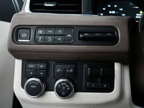 Used 2024 GMC Yukon XL Denali w/ Advanced Technology Package AWD/4WD image 19