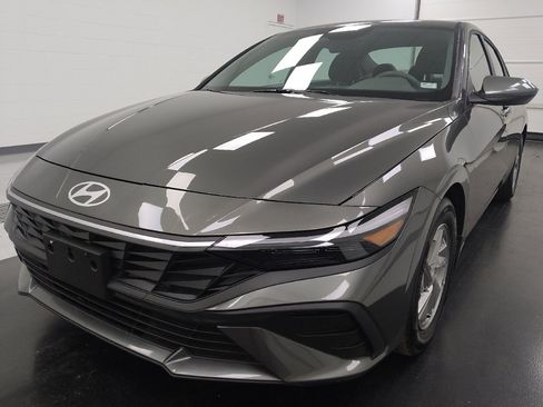 Used 2025 Hyundai Elantra SE FWD image 15