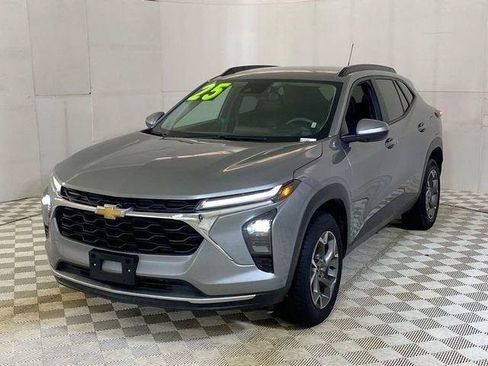 Used 2025 Chevrolet Trax LT FWD image 24