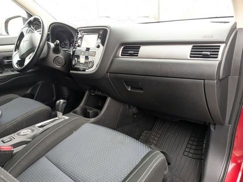 Used 2016 Mitsubishi Outlander SE image 13