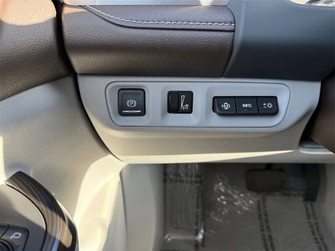 Used 2022 GMC Acadia SLT w/ Technology Package image 23