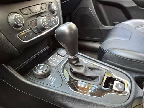 Used 2022 Jeep Cherokee Limited w/ Mopar Interior Package AWD/4WD image 18