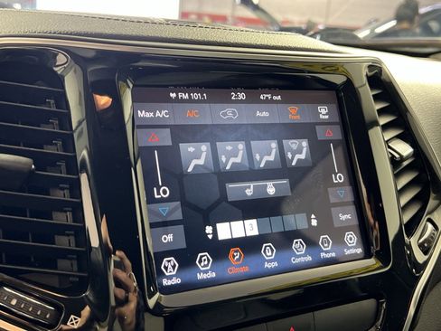 Used 2019 Jeep Cherokee Limited image 21