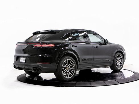 Certified 2022 Porsche Cayenne Platinum Edition image 7