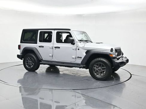 Used 2024 Jeep Wrangler Unlimited Rubicon AWD/4WD image 3