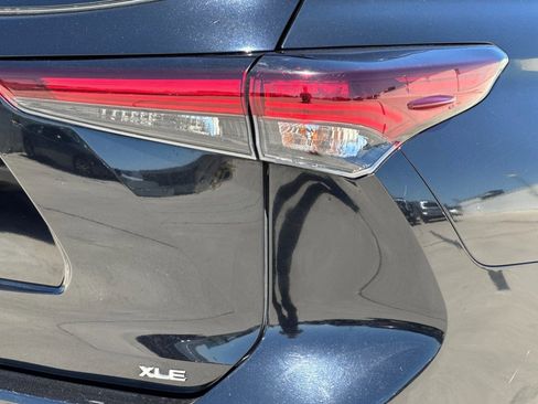 Used 2024 Toyota Highlander XLE FWD image 12