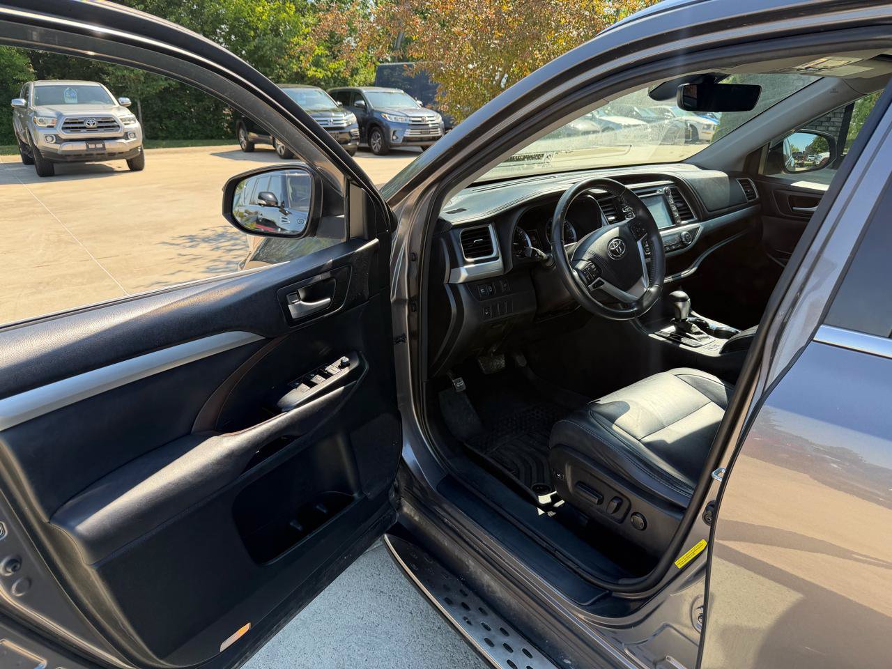 Used 2017 Toyota Highlander XLE FWD image 8