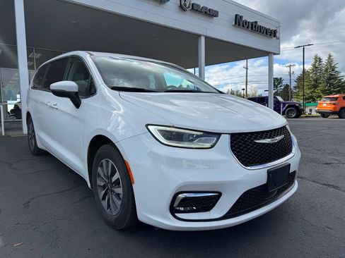 Used 2023 Chrysler Pacifica Touring-L image 1