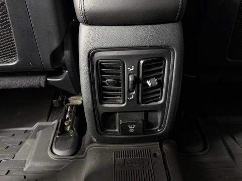 Used 2020 Jeep Grand Cherokee Altitude AWD/4WD image 29