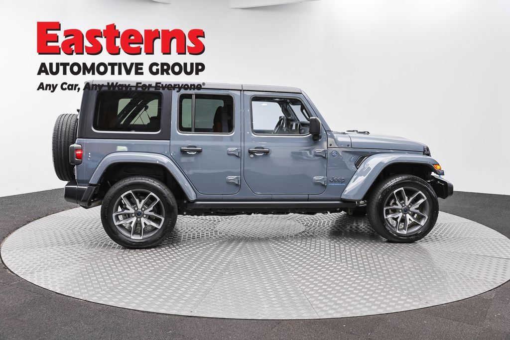 Used 2024 Jeep Wrangler Unlimited w/ Convenience Group AWD/4WD image 4