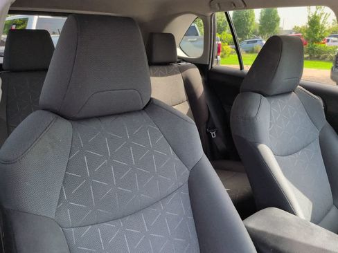 Used 2020 Toyota RAV4 XLE FWD image 7