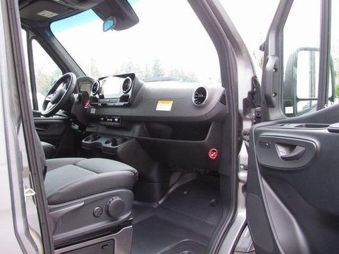 Used 2022 Mercedes-Benz Sprinter 2500 image 13