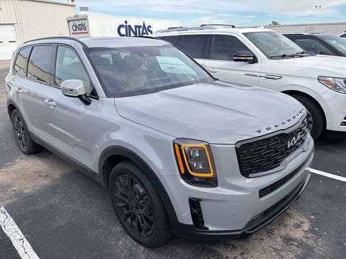 Used 2022 Kia Telluride SX w/ SX Prestige Package image 3