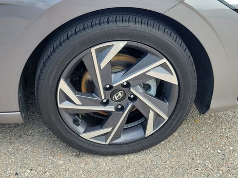 Used 2024 Hyundai Elantra Limited FWD image 12