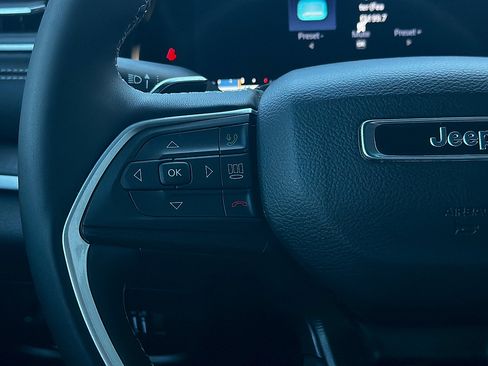 Used 2024 Jeep Grand Cherokee Altitude AWD/4WD image 9