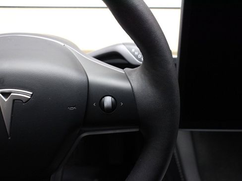 Used 2022 Tesla Model Y Long Range image 36