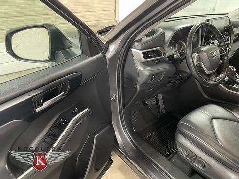 Used 2022 Toyota Highlander XLE AWD/4WD image 11