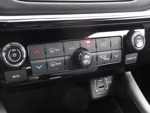 Used 2025 Jeep Compass Trailhawk AWD/4WD image 31