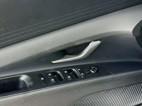 Certified 2025 Hyundai Elantra SE image 17