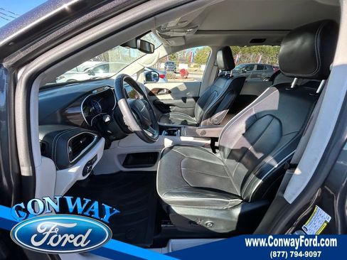 Used 2022 Chrysler Pacifica Limited w/ Uconnect Theater Family Group image 31