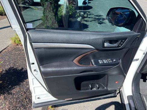 Used 2018 Toyota Highlander Limited Platinum AWD/4WD image 10