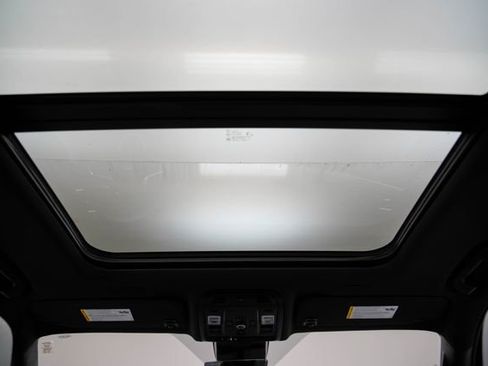 Used 2025 Chevrolet Suburban Premier image 28