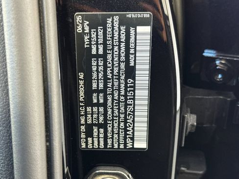 Certified 2025 Porsche Macan AWD/4WD image 36