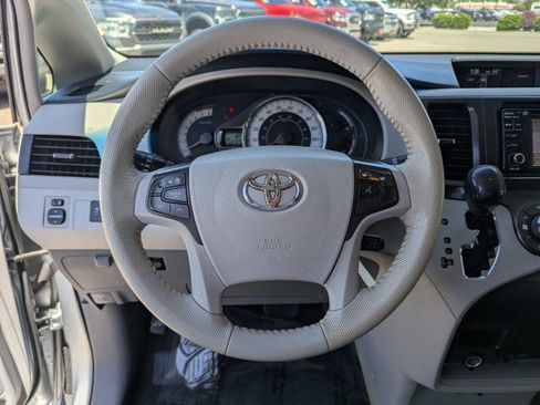 Used 2014 Toyota Sienna SE FWD image 14