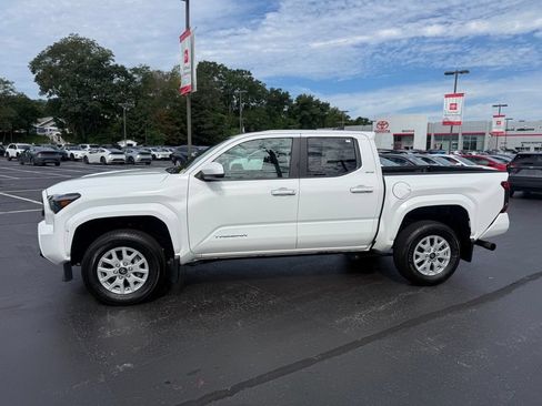 Certified 2025 Toyota Tacoma SR5 AWD/4WD image 3